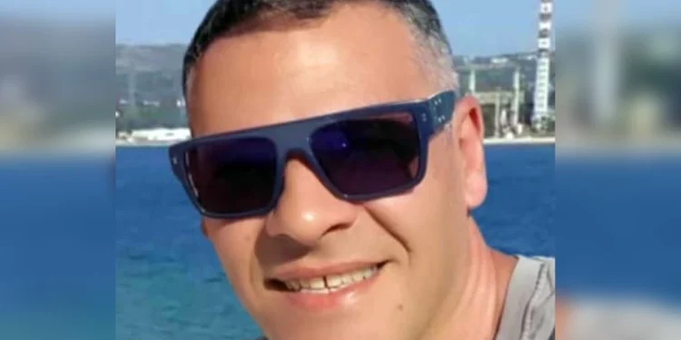 Αυτός είναι ο 44χρονος αστυνομικός, ο οποίος έσωσε μητέρα και κόρη που παρασύρθηκαν με στρώμα θαλάσσης στην Εύβοια