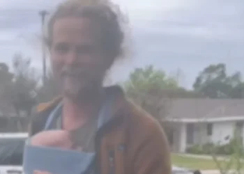 Γειτόνισσα πέρασε κουρασμένο μπαμπά για άστεγο που κλέβει μωρά και κάλεσε την αστυνομία