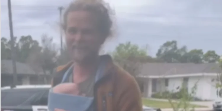 Γειτόνισσα πέρασε κουρασμένο μπαμπά για άστεγο που κλέβει μωρά και κάλεσε την αστυνομία