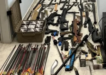Ολόκληρο οπλοστάσιο με σπαθιά, τσεκούρια, βαλίστρες και 117 μαχαίρια βρέθηκε στα Χανιά, συνελήφθη 42χρονος