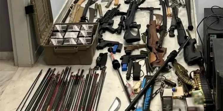 Ολόκληρο οπλοστάσιο με σπαθιά, τσεκούρια, βαλίστρες και 117 μαχαίρια βρέθηκε στα Χανιά, συνελήφθη 42χρονος