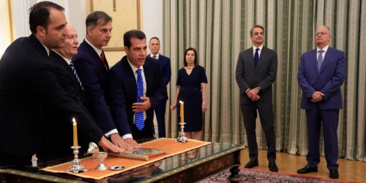 Ορκίστηκαν ο νέος υπουργός Μετανάστευσης, Θάνος Πλεύρης και τρεις υφυπουργοί