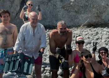 Ο Γιώργος Παπανδρέου μαζεύει σκουπίδια σε παραλία της Αίγινας