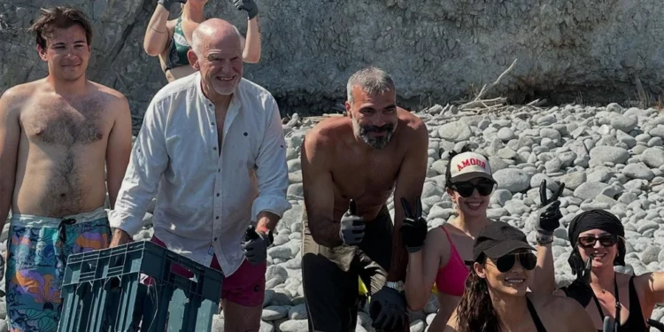 Ο Γιώργος Παπανδρέου μαζεύει σκουπίδια σε παραλία της Αίγινας