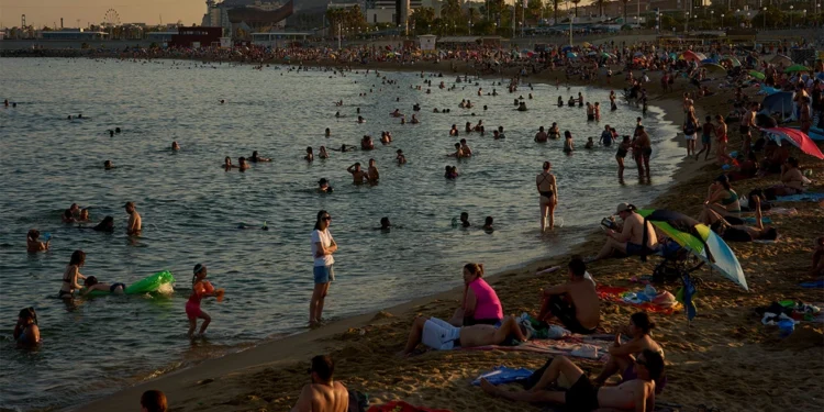 Ο «σιωπηλός δολοφόνος»: «Καίγεται» η Ευρώπη από τις υψηλές θερμοκρασίες – Τι πρέπει να γνωρίζετε για τους καύσωνες