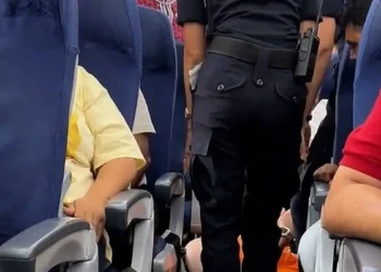 Σκηνές χάους στη Μπανγκόκ: Υπέρβαρος επιβάτης σέρνεται έξω από αεροπλάνο επειδή ήθελε να αλλάξει θέση γιατί δεν χωρούσε