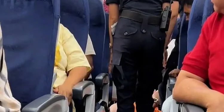 Σκηνές χάους στη Μπανγκόκ: Υπέρβαρος επιβάτης σέρνεται έξω από αεροπλάνο επειδή ήθελε να αλλάξει θέση γιατί δεν χωρούσε