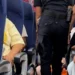 Σκηνές χάους στη Μπανγκόκ: Υπέρβαρος επιβάτης σέρνεται έξω από αεροπλάνο επειδή ήθελε να αλλάξει θέση γιατί δεν χωρούσε