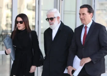 Δίκη Πέτρου Φιλιππίδη: Σόου με παπά να εισβάλει στο δικαστήριο και να φιλά τον κατηγορούμενο