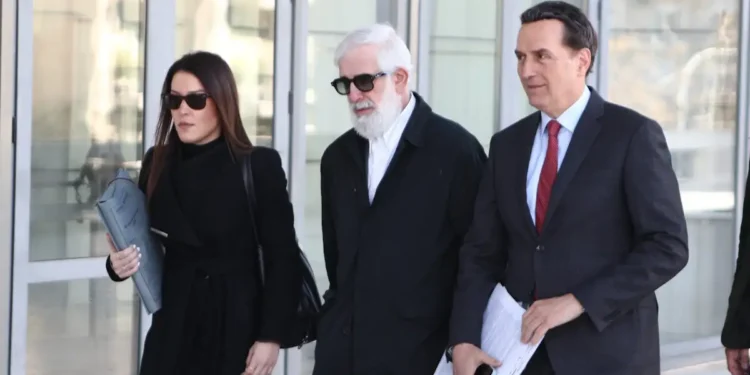 Δίκη Πέτρου Φιλιππίδη: Σόου με παπά να εισβάλει στο δικαστήριο και να φιλά τον κατηγορούμενο