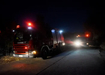 Συναγερμός στο Καστελλόριζο από φωτιά σε υπαίθρια χωματερή