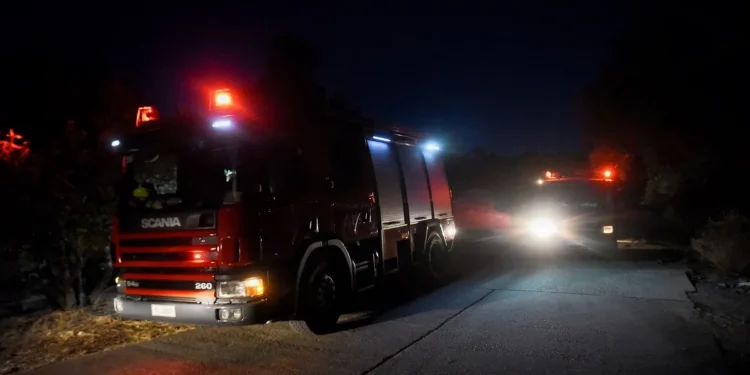 Συναγερμός στο Καστελλόριζο από φωτιά σε υπαίθρια χωματερή