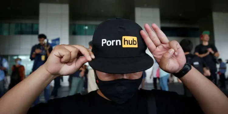 «Μαύρο» από αύριο σε Youporn, Pornhub και Redtube στην Γαλλία ως ένδειξη διαμαρτυρίας για την υποχρεωτική επαλήθευση της ηλικίας