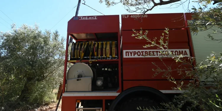 Φωτιά στο Κορωπί -Καίει δίπλα σε σπίτια, έσπευσαν δυνάμεις της Πυροσβεστικής για να την περιορίσουν