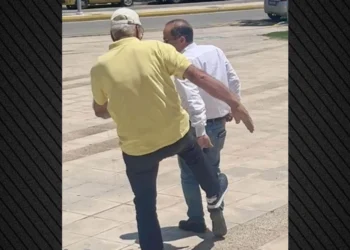 Απίστευτο περιστατικό έξω από το δημαρχείο Ραφήνας – Πρώην δήμαρχος επιτέθηκε με κλωτσιές στον Ευάγγελο Μπουρνού