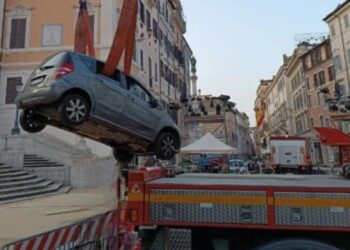 Ρώμη: 81χρονος πήγε να κατέβει με το ΙΧ τα σκαλιά της Πιάτσα ντι Σπάνια