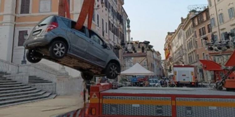 Ρώμη: 81χρονος πήγε να κατέβει με το ΙΧ τα σκαλιά της Πιάτσα ντι Σπάνια