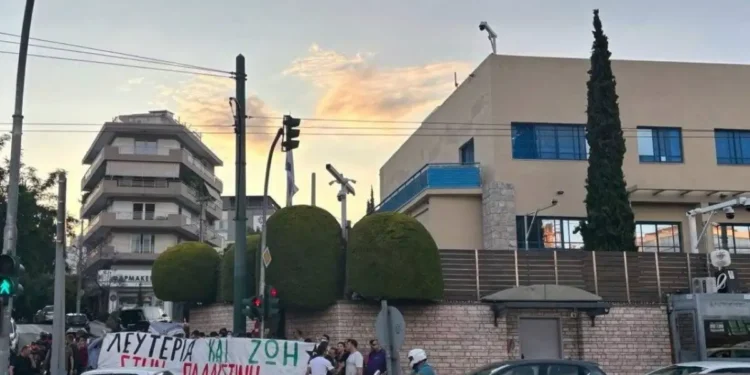 Διαμαρτυρία Ρουβίκωνα στην πρεσβεία του Ισραήλ στο Ψυχικό – Πέταξαν τρικάκια, πάνω από 50 προσαγωγές