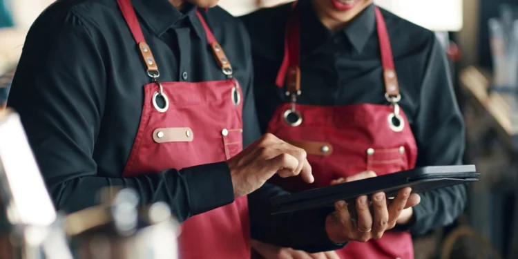 Νέο νομοσχέδιο για προσλήψεις εξπρές και ευέλικτο ωράριο – Τι αλλάζει για τη θερινή άδεια και τους εργαζόμενους συνταξιούχους