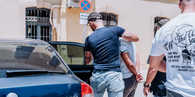 Τι ψάχνουν οι Αρχές για τον 26χρονο Αζέρο -Παρίστανε τον τουρίστα, νοίκιασε δωμάτιο με… θέα την Σούδα για ένα μήνα