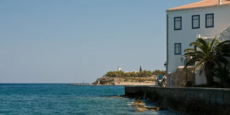 Σπέτσες: Αυστηροί περιορισμοί στην κυκλοφορία οχημάτων