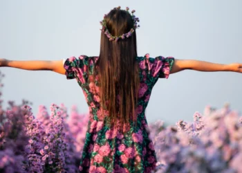 Στροφή των νέων στις ΗΠΑ σε ταρώ, κρυστάλλους και manifest – Πόσο τα πιστεύουν οι Έλληνες