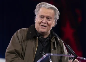 Πολιτική καταιγίδα στις ΗΠΑ: Ο Μπάνον ζητά έρευνες, κυρώσεις και… απέλαση του Έλον Μασκ