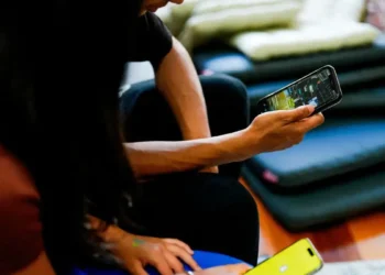 «Blackout challenge»: Νεκρός 12χρονος στην Αγγλία από τη δοκιμασία – θάνατο στο TikTok – «Μιλήστε στα παιδιά σας πριν είναι αργά»