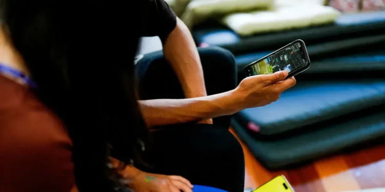 «Blackout challenge»: Νεκρός 12χρονος στην Αγγλία από τη δοκιμασία – θάνατο στο TikTok – «Μιλήστε στα παιδιά σας πριν είναι αργά»