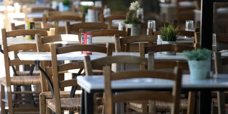 Χαλκιδική: “Ιδιοκτήτης ταβέρνας προσέλαβε 70χρονη λαντζιέρα” – Απόγνωση από τις ελλείψεις προσωπικού