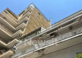 Θεσσαλονίκη: «Αγνοούνται» οι γονείς που κλείδωσαν το μωρό τους στο μπαλκόνι