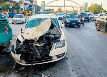 Τροχαίο στην Ποσειδώνος: Νεκρή δημοτική υπάλληλος – Ταξί πήγε να κάνει προσπέραση και καρφώθηκε σε απορριμματοφόρο