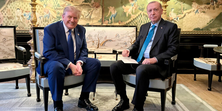 Τραμπ και Ερντογάν συναντήθηκαν στη Χάγη – Συζήτησαν για συμφωνίες 100 δισ. δολαρίων