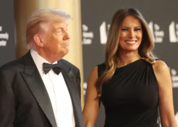 Επεισοδιακή έξοδος στο θέατρο για τον Τραμπ και τη Μελάνια: Τα γιουχαΐσματα, οι επευφημίες και οι drag queen στο κοινό