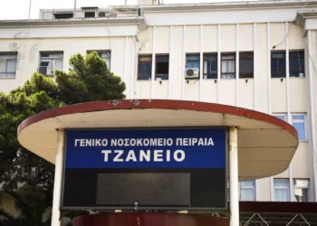 Μπαλί: Η δραματική στιγμή της βύθισης σκάφους με δεκάδες τουρίστες κοντά σε ακτή