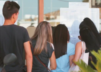 Βάσεις – Πανελλαδικές: Πτώση στα ρετιρέ, άνοδος στις Στρατιωτικές