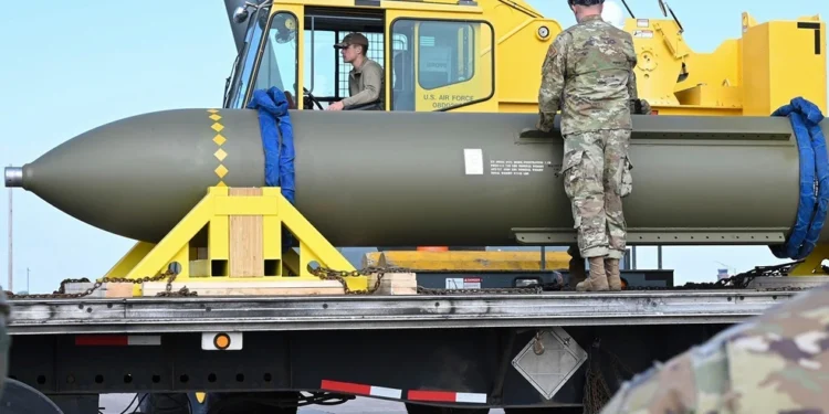 Έχουν οι ΗΠΑ βόμβα που μπορεί να καταστρέψει τις βαθιά θαμμένες πυρηνικές εγκαταστάσεις του Ιράν;