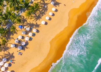 Δωρεάν ξαπλώστρες στις παραλίες των ξενοδοχείων: Τι αλλάζει φέτος και τι δικαιούμαστε ως λουόμενοι