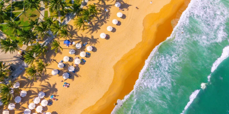 Δωρεάν ξαπλώστρες στις παραλίες των ξενοδοχείων: Τι αλλάζει φέτος και τι δικαιούμαστε ως λουόμενοι