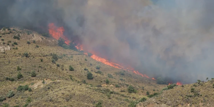 Σε κατάσταση έκτακτης ανάγκης η Χίος λόγω των πυρκαγιών – 112 για εκκένωση των οικισμών Βέσσα, Λιθί, Ελάτα και Αρμόλια