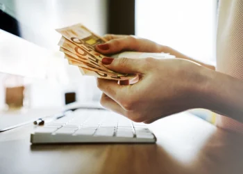 Νέος Τελωνειακός Κώδικας: Τέλος στα μετρητά στα ενοίκια, πρόστιμα έως 20.000 ευρώ για IRIS, ψηφιακό φακέλωμα στα ακίνητα