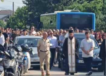 Σπαραγμός στην κηδεία του 14χρονου Σπύρου που πνίγηκε στον Άραχθο – «Είχε ψυχή σαν καθαρό νερό, έφυγε σαν ήρωας…»