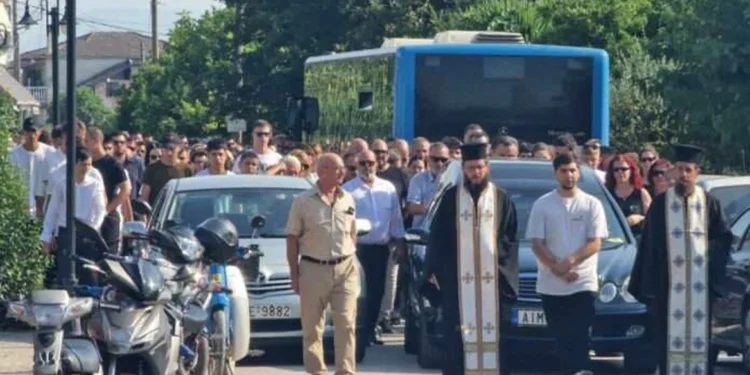 Σπαραγμός στην κηδεία του 14χρονου Σπύρου που πνίγηκε στον Άραχθο – «Είχε ψυχή σαν καθαρό νερό, έφυγε σαν ήρωας…»