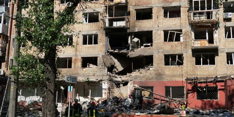 Η Μόσχα βομβάρδισε το Κίεβο μετά την απογοητευτική συνομιλία Τραμπ-Πούτιν