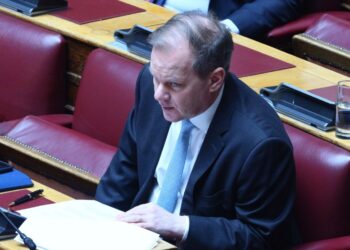 Υπόμνημα μιας σελίδας από τον Κώστα Καραμανλή στην προανακριτική για τα Τέμπη