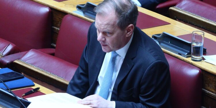 Υπόμνημα μιας σελίδας από τον Κώστα Καραμανλή στην προανακριτική για τα Τέμπη