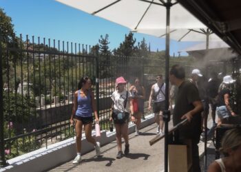 Καιρός: «Έλιωσαν» στη ζέστη Αθήνα – Θεσσαλονίκη – Εικόνες από τις δύο μεγαλουπόλεις