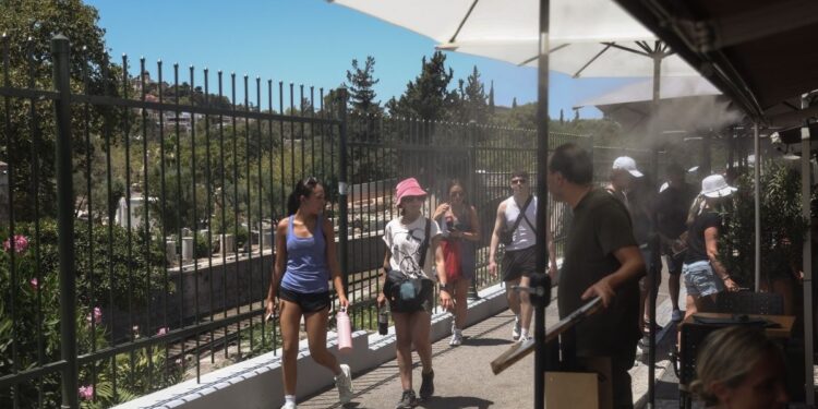 Καιρός: «Έλιωσαν» στη ζέστη Αθήνα – Θεσσαλονίκη – Εικόνες από τις δύο μεγαλουπόλεις