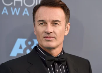 Πέθανε ο Τζούλιαν ΜακΜάχον σε ηλικία 56 ετών – Πρωταγωνίστησε στις Μάγισσες και το Nip/Tuck