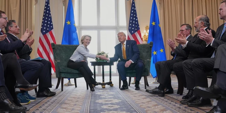 Διχάζει την ΕΕ η εμπορική συμφωνία με τις ΗΠΑ – «Έφαγε» ο Τραμπ τη φον ντερ Λάιεν για πρωινό;